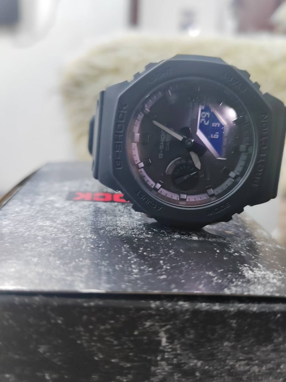 للبيع ساعة Casio G-SHOCK GA-B2100 الأصلية 🖤
المواصفات:

موديل: GA-B2100

تعمل بالطاقة الشمسية Tough Solar (تشحن عن طريق
الضوء الطبيعي أو الصناعي)

Bluetooth للربط مع الهاتف عبر تطبيق Casio
Watches

ضبط الوقت تلقائياً عبر الهاتف

مقاومة للصدمات (Shock Resistant)

مقاومة للماء حتى 200 متر (20 BAR)

هيكل Carbon Core Guard خفيف ومتين

عرض أنالوج + ديجيتال

زجاج معدني (Mineral Glass)

إضاءة LED مزدوجة (Super Illuminator)

توقيت عالمي

ساعة إيقاف (Stopwatch)

مؤقت عد تنازلي (Countdown Timer)
5 منبهات يومية

تقويم تلقائي كامل

ميزة العثور على الهاتف (Phone Finder)
تنسيق 12/24 ساعة

السعر 120 الف مراح تحصل هالسعر لا جملة ولا مفرد.
*********** واتساب
جديد غير مستخدم
