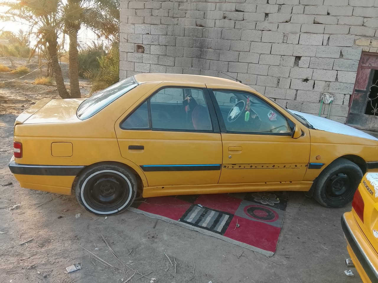 السلام عليكم سياره بيجو 405سياره.  موديل 2013 جاهزه كله جديد مكينه وكير جديد كهربائيات كله شغاله تخم تاير جديد كشر نضيف أحله من الصور دواخل جديده مابيه خياس تجي تكلب وتقتنع مكاني ديوانيه شافعيه السعر 25 وبيه مجال للشراي حصراٍ للأستفسار ***********
