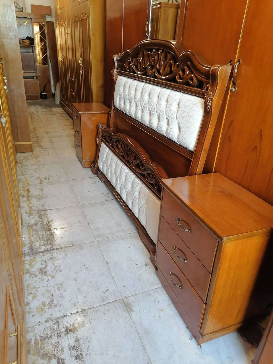 تخت نفرين نقش زان شغل توكمه درجة أولى معرض ابو حسن حي السكر مقابل ساحه غاز السكر ت *********** مستعدون لشراء غرف النوم والكناتير المستخدم
