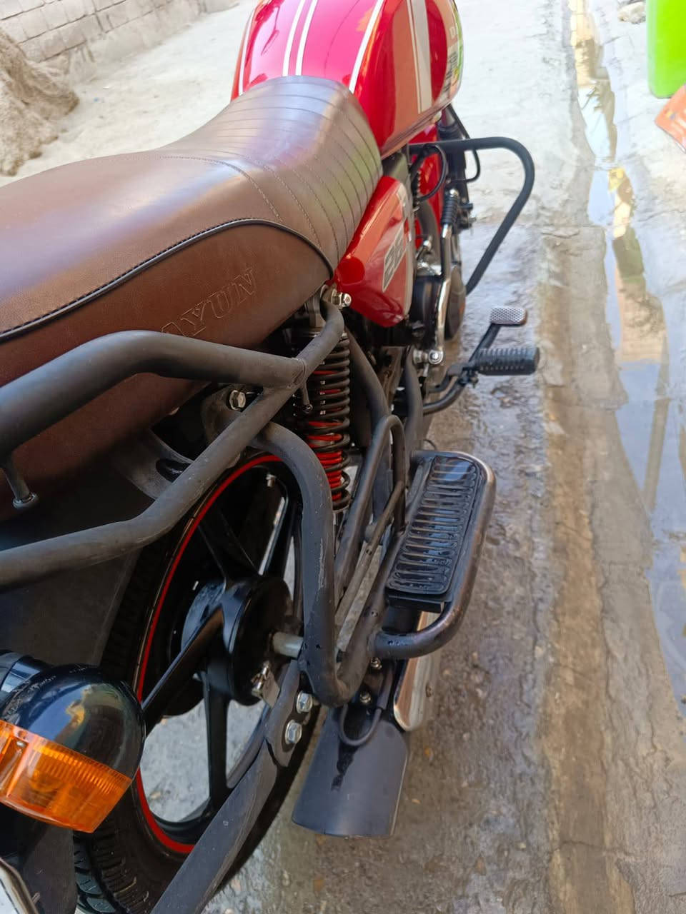 دايوان موديل 23 رقم ديالى انكليزي ماشيه 15 الف دراجه نضافه فول مكفوله من الشخط مكاني ديالى بعقوبه خرنابات ***********
