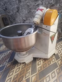 عجانه جديده عشره كيلو صناعه ايراني استعمالها قليل جدا  سعرها 200 وبيها...