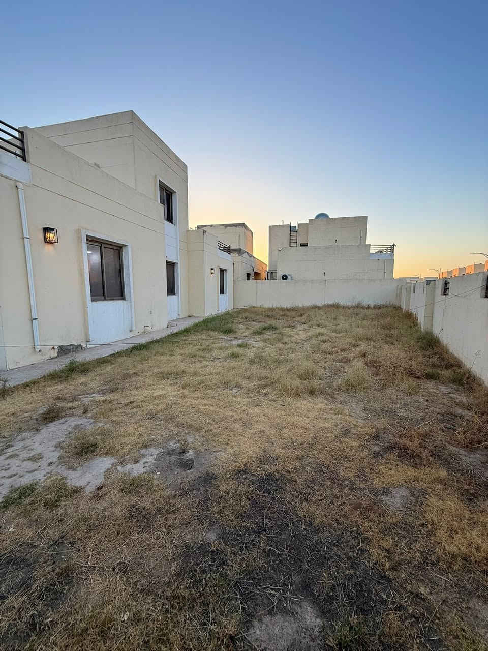 🏠دار للبيع
مجمع بيتي السكني (الزون الثاني)
  المساحة الكلية
376.5 متر مربع تشمل بيت وقطعة أرض
ركن ملحقة به)
مساحة البيت 220 م
مساحة الأرض الملحقة (فارغة)156.5

ملاحظة:
- أضيفت تحويرات على التصميم مثل وضع تأسيسات صحية وكهربائية لغسالة ملابس تحت الدرج ووضع تأسيسات صحية وكهربائية لغسالة صحون في المطبخ

توجد عروض اخرى داخل مجمع بيتي

☎️للاستفسار 

 ***********
***********

مكتب احمد للعقار
