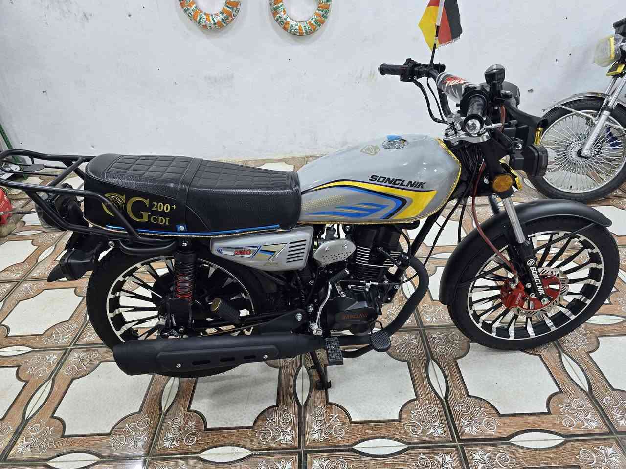 السلام عليكم .. 

دراجة ايراني موديل ٢٦ سولنك 

سي بي اف ضاغطة وزنجيل المرغوب نعومة انعم من الهوجي 

محرك ٢٠٠ طيارة ورزن 

ماشي ٩٠٠ كيلو بعدةة زيرو 

تشغيل عن بعد بالريمونت صويجين وريمونتين

السعر ٩٥٠ وبي مجال للشراي

مكاني مدينة العاب السندباد الصوفية 

للأتصال *********** تحياتي
