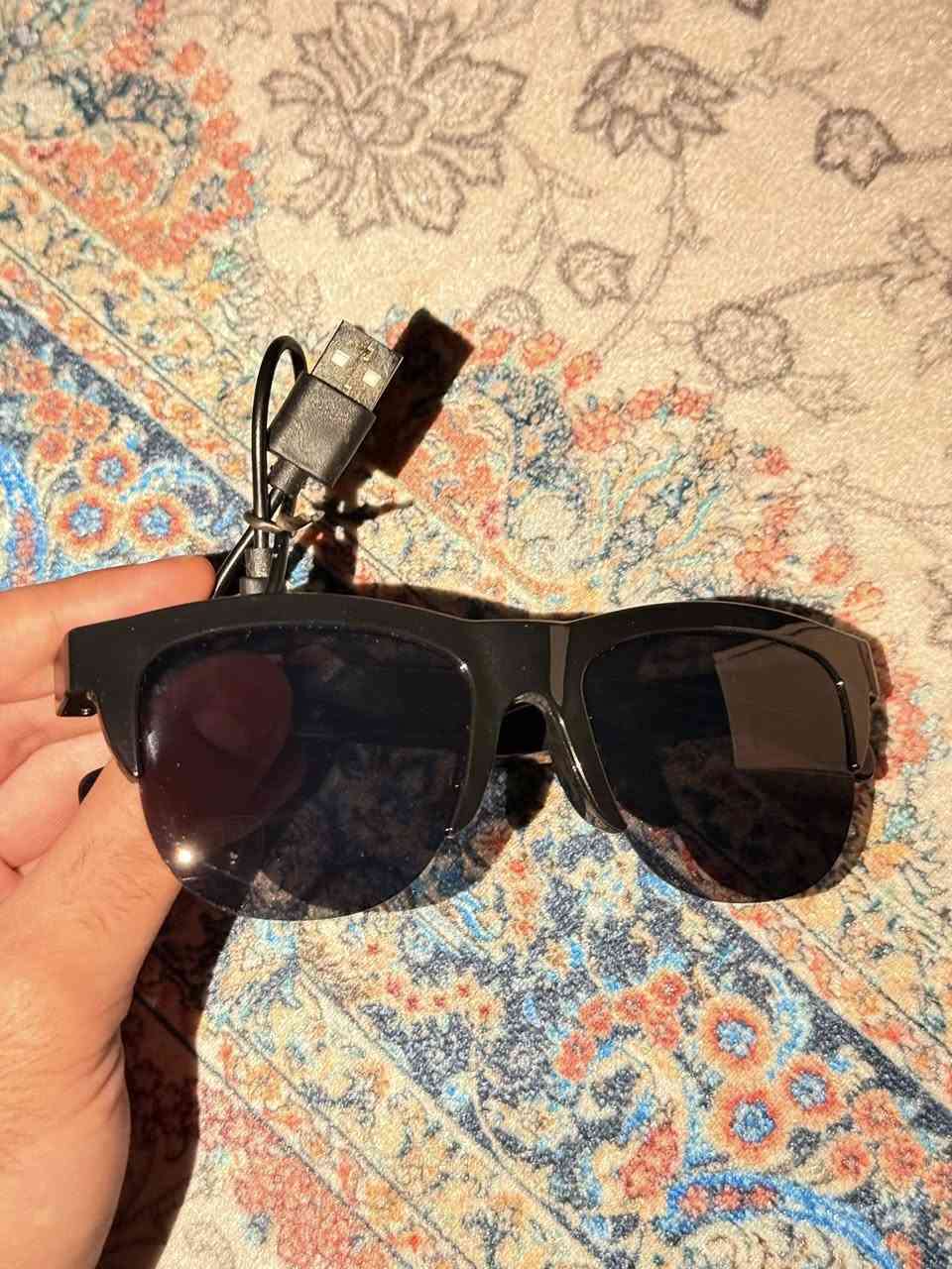 نضاره شمسيه 
سعره 40 الف والتوصيل مجاني 
قفله 35 وشايف خيرا 
هذه نظارات شمسية ذكية تجمع بين الأناقة والوظائف التكنولوجية. تشمل الميزات الشائعة لهذه الفئة من النظارات ما يلي: 
اتصال لاسلكي: تتصل بالهاتف الذكي أو الأجهزة الأخرى عبر تقنية البلوتوث. 
مكالمات بدون استخدام اليدين: تحتوي على ميكروفون مدمج عالي الجودة لإجراء واستقبال المكالمات بسهولة أثناء التنقل. 
تشغيل الموسيقى: تتيح لك الاستماع إلى الموسيقى أو الكتب الصوتية من خلال سماعات أذن مفتوحة أو مكبرات صوت مدمجة دون الحاجة لسد الأذنين. 
تحكم باللمس: تتميز بأزرار أو لوحة تحكم تعمل باللمس على الإطار لإدارة تشغيل الموسيقى وضبط مستوى الصوت والرد على المكالمات. 
حماية للعين: غالبًا ما تحتوي على عدسات مستقطبة وفلتر للضوء الأزرق لحماية العين من وهج الشمس والأشعة فوق البنفسجية. 
تصميم مريح: خفيفة الوزن ومناسبة للأنشطة الخارجية مثل الرياضة والقيادة والسفر.


**إذا كنت صاحب هذا الإعلان وتريد حذفه لأي سبب، رجاءا أرسل رسالة إلى الدعم الفني**