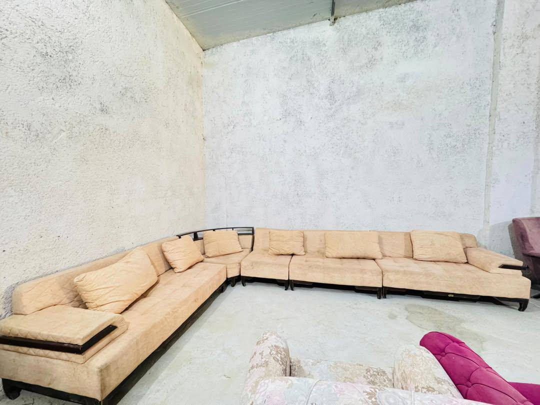 ديوان مستعمل نضيف 10 مقاعد
مجمع الشمري للمواد المنزليه المستعمله 
‏‪0783 028 0231‬‏
