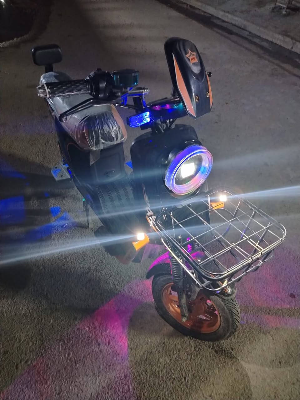 السلام عليكم دراجه شحن R9_Sport نظيفه جدا استخدام داخل المنطقه تجي 5 بطاريات كباره وملف 2000 واط حقيقي دراجه مدرع كامله من كلشي تايرات جوبلس ابرياكت دسك مكاني بغداد الحسينيه سعر 500 الف مستعجل علئ بيعتهه محتاج  رقم هاتف ***********
