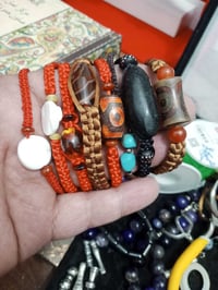 سوارات رجالي نسائي بأحجار طبيعية ٨ قطع سعر المجموعة ٢٥ ألف دينار.... ت...