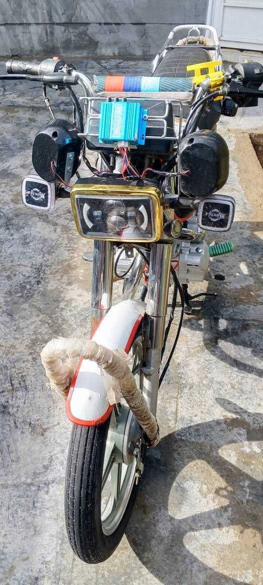 سلام عليكم  دراجة للبيع موديل 17شرط مامفتوح محرك نضيف ماطاختة سبانه  بي خمس اوراق كمرك ومنفيس مدفوع كامل اصولي الدراجة محرك 200 دراجة حلوة  مكمركة كامل سعر300قفل ***********
