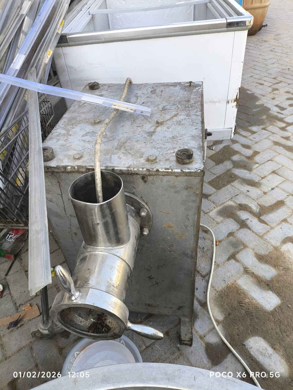 السلام عليكم من رخصه الادمن عندي اغراض مطعم 
مثارمه لحم كبيرة
عجانه كبيرة 
عجانه وسط 
اسعار مناسبه الي يردههن يتصل ع الرقم ه‍/***********
