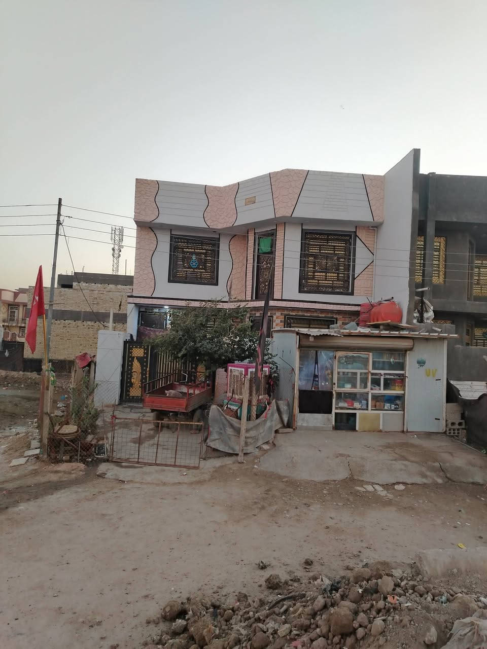 سلام عليكم بيت 200م للبيع طابو صرف 
غرف 2فوك 2جوه
مجمع صحيات خارجي وداخلي 
الاستفسار: ***********
البيت كامل ماناقصه كلشي
