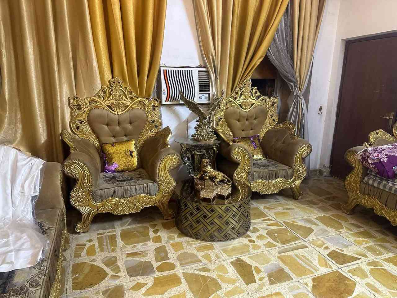 تخم ملكي لا شك ولا كسر وسفنجه  وتخم نوعيه ثقيله تفصال مو سوكي جديد تجي شوف بعينك اي شي مابيه  مع طبلات 3 سيتات طبلات مع ثريات ثنين 
تخم 
كراسي 4 
ثلاثيات 3 
وثنايه 1 
***********

