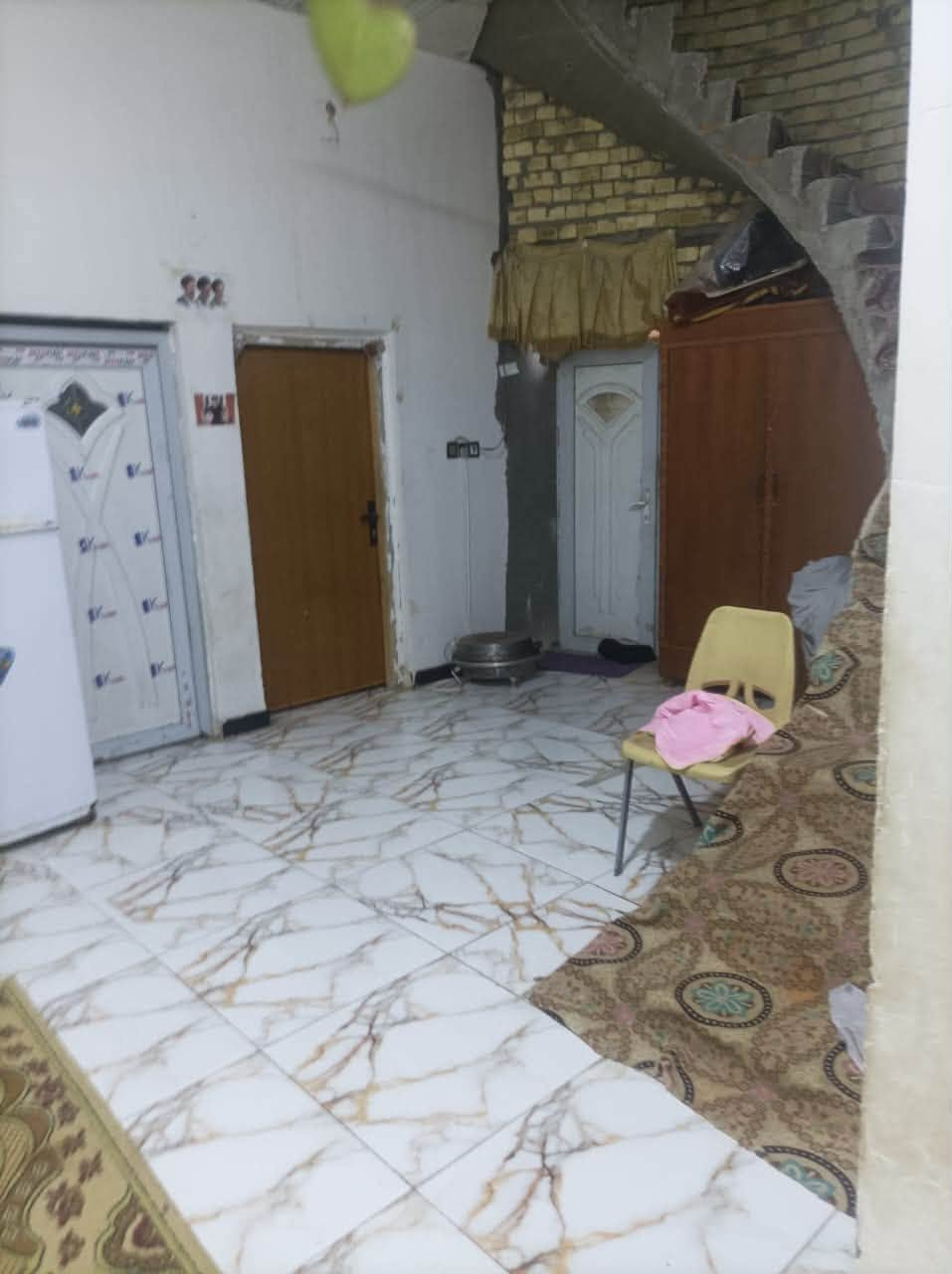 🏡 دار للبيع – حي الحسين / نزلة الشيخ زيد
📍 الموقع: حي الحسين – نزلة الشيخ زيد، يبعد حوالي 100 متر فقط عن الشارع العام.

📐 المساحة: 150 م²
🏗️ البناء: طابوق وصب كونكريت.

🔹 مواصفات الدار:

* غرفة نوم.
* غرفة أطفال صغيرة.
* صالتان.
* مطبخ.
* ديوانية.
* صحيات خارجية.

🔹 الطابق الثاني:

* غرفة.
* غرفة هيكل.
* صالة.
* حمام.

💰 السعر: 70 مليون دينار عراقي، قابل للتفاوض بشكل بسيط 

📞 للاستفسار، يرجى التواصل 
***********
