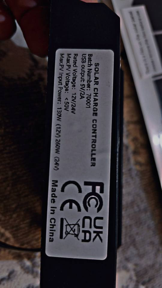 طاقەشەمسی دوو پەناڵی ١٢ ڤۆڵتی ئەسڵی کامل ئەشیا  بەس پاتری گەرەکە ،  راستەو خۆ دەرچەی چوار یوئیسبی هەیە  بۆ شەحنی موبایل  چەتاڵی سەیارەی لەگەڵە و پاتری ١٢ ڤۆڵت شەحن ئەکات  . شوێن ڕانیە *********** رانية, السليمانية
