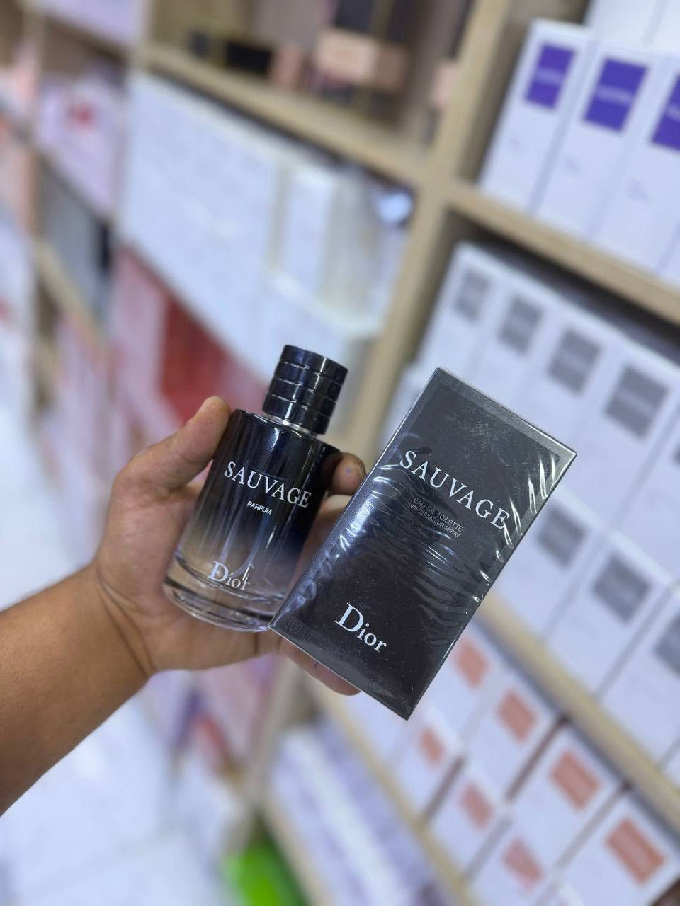 هذا هو عطر ديور سوفاج (Dior Sauvage) الرجالي الشهير بتصميمه الزجاجي المتدرج الداكن.
يتميز العطر بمزيج من الانتعاش الحمضي ونفحات الأخشاب القوية، مستوحى من المساحات المفتوحة.
تتكون تركيبته عادةً من البرغموت، الفلفل، وخشب الصندل، ويأتي بتركيزات مختلفة مثل أو دو بارفان (Eau de Parfum) وبارفان (Parfum).
يعتبر خياراً شائعاً للرجال العصريين الذين يبحثون عن الجاذبية والأناقة الطبيعية في استخدامهم اليومي. 

سكن طبق الاصل 
توصيل مجاني لكل العراق


**إذا كنت صاحب هذا الإعلان وتريد حذفه لأي سبب، رجاءا أرسل رسالة إلى الدعم الفني**