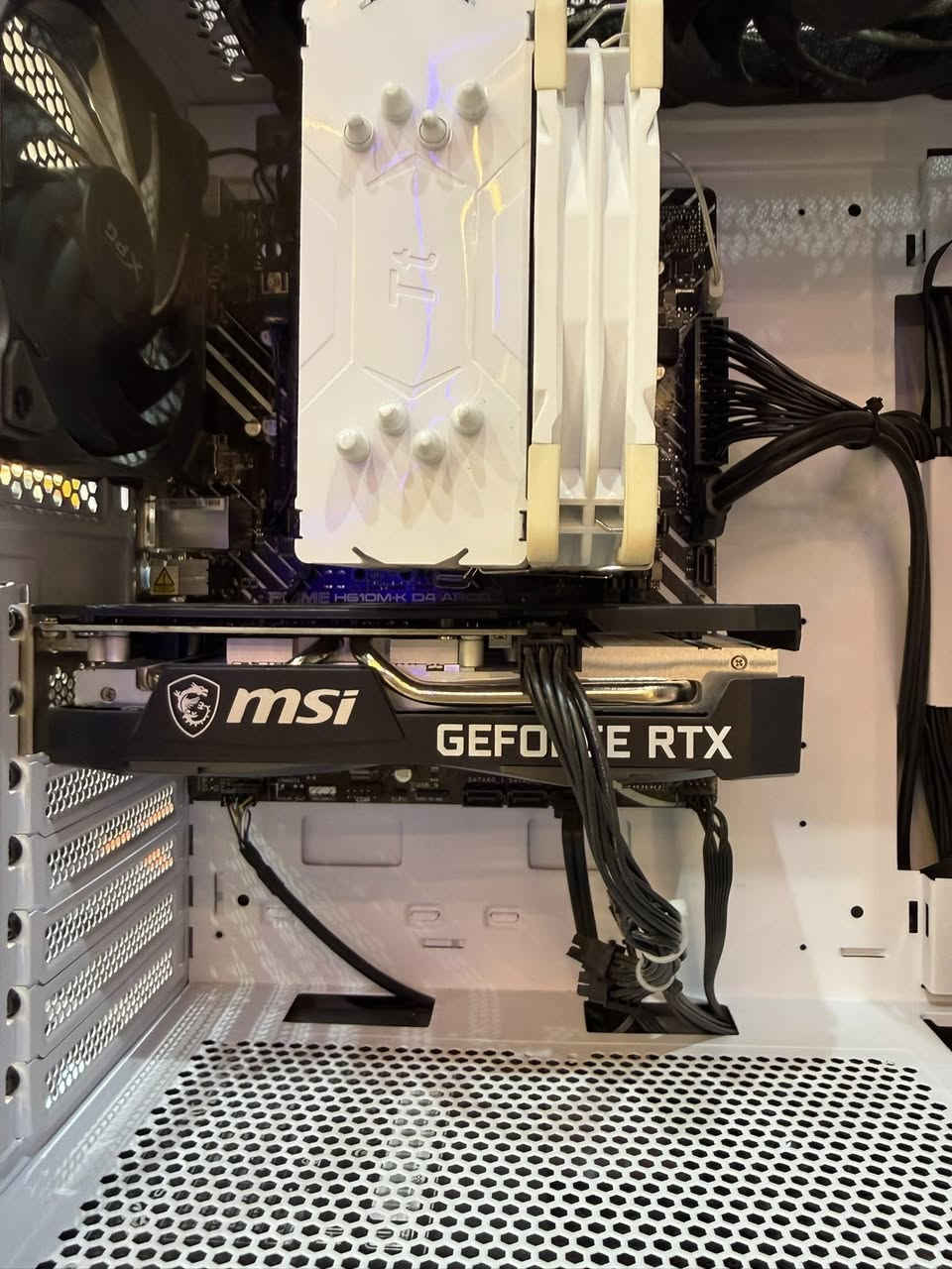 cpu: core i5 12400f cooler : thermaltake ux200
WHITE
GPU: RTX 3050 VENTUS 2X XS ram : corsair d4 3200mhz 2x8gb mobo : asus prime h610m-k storage : ocpc 512gb ssd psu : FSP 550W 51AAC
CASE : XPG VALOR AIR WHITE
M.2 512 gb

للبيع السعر ٧٢٠ الف 
***********
رقم صاحب الحاسبه
