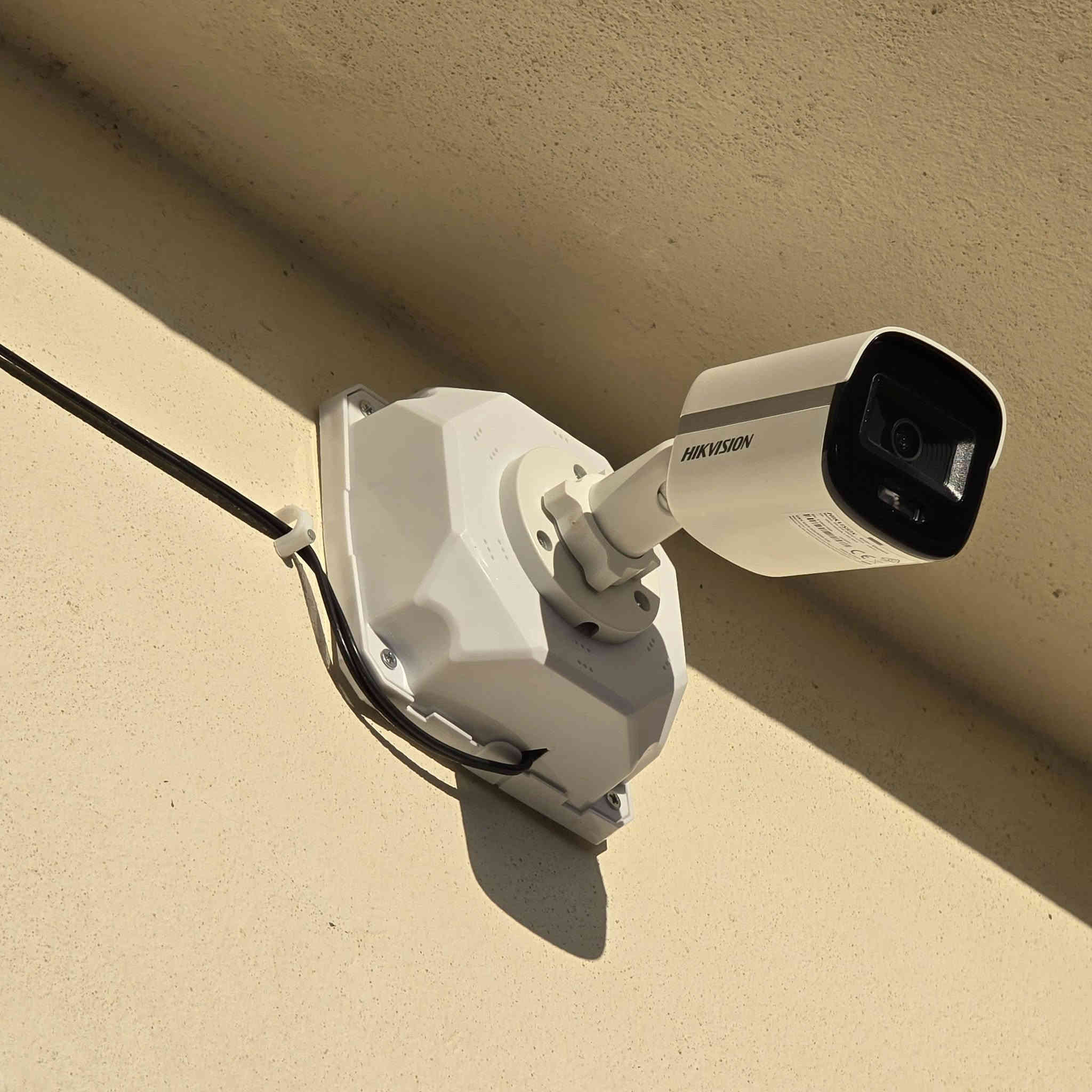 #الحمدلله
تم بفضل الله ....
تنصيب منظومة كاميرات ماركة هيك فژن
 بدقة 6mp
((طبعاًالجهاز والمحولات والوايرات صارن بالبيتونة مع تسليك كيبل hd للبلازما)) 
في ديالى ناحية الوجيهية 
ومن الله التوفيق 
***********
***********
