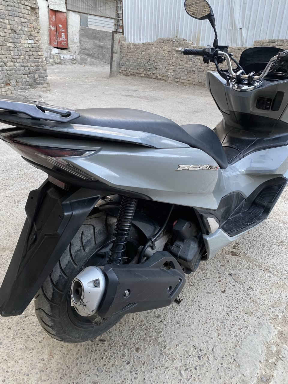 سلام عليكم دراجه pcx جيل رابع لون سمنتي كلشي شغال  بيها حساس ادزحام ✅دبل أشاره✅مابيها اي نقص مكاني بغداد الكفاح *********** السعر 16 ورقه
