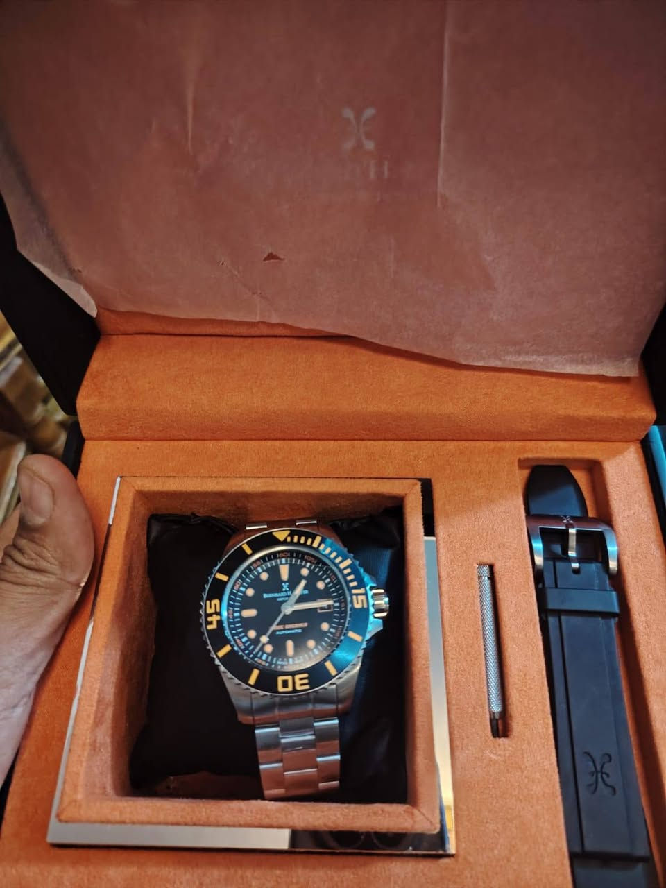 براند اج ماير جديد لوك شمع  فقط البيم بسير ضايع ولباقي مكفول 
ابيع ع هل وضعيه 530$ 
ملقبه بكاسر  الأمواج  رجالي حجمmm 47 
اوتماتك سويسري اصلي.
سعر الساعة في الشركة 2210 دولار 
/// ملاحضه/ شرط مكفول وكله ابلادي لا مصلح ولا اي شي 
اصدارة محدود 2999 قطعة بـــالعام.
مقاومة للماء 200 وحدة ضغط جوي (2000متر /6600قدم) 
يوجد توصيل الئ جميع محافظة العراق   تفاصيل اكثر خاص مكاني كربلاء


**إذا كنت صاحب هذا الإعلان وتريد حذفه لأي سبب، رجاءا أرسل رسالة إلى الدعم الفني**