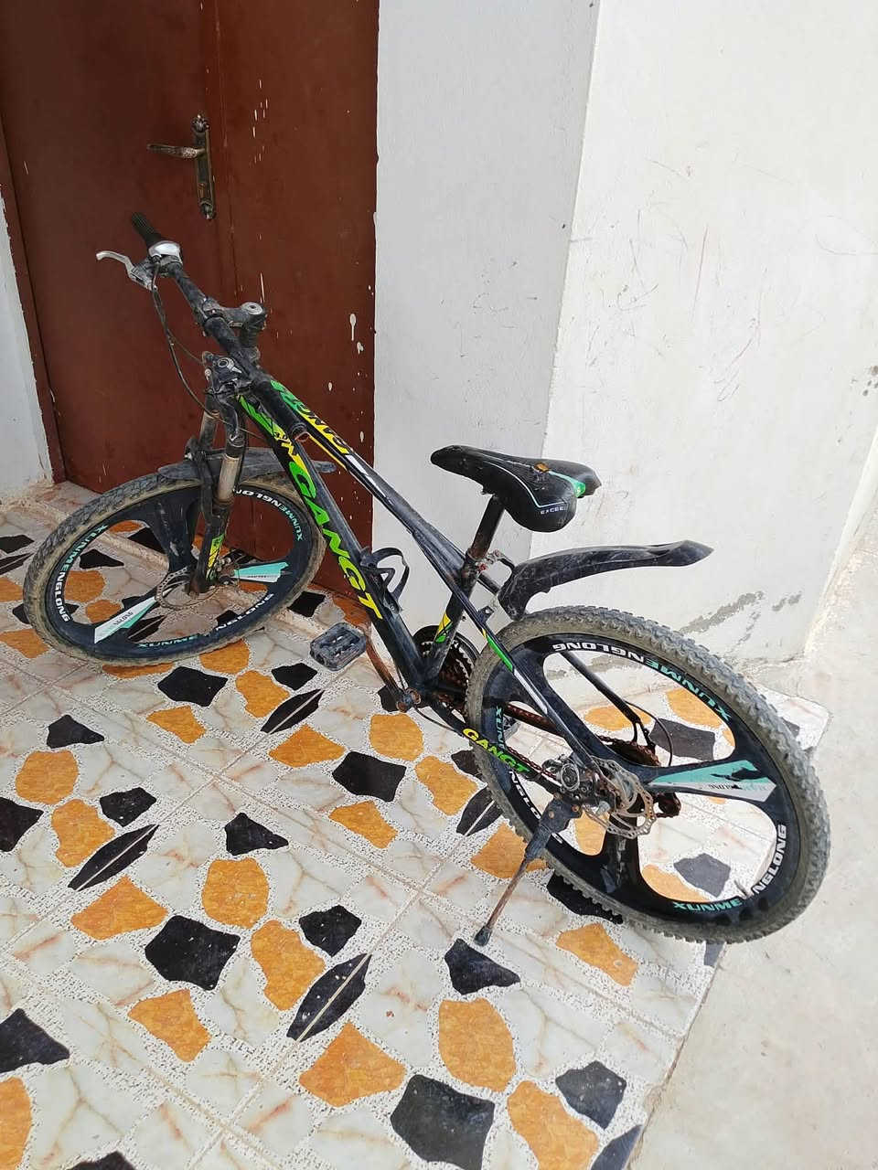 دراجه هوائيه مع حديد شقاطه للبيع
***********
