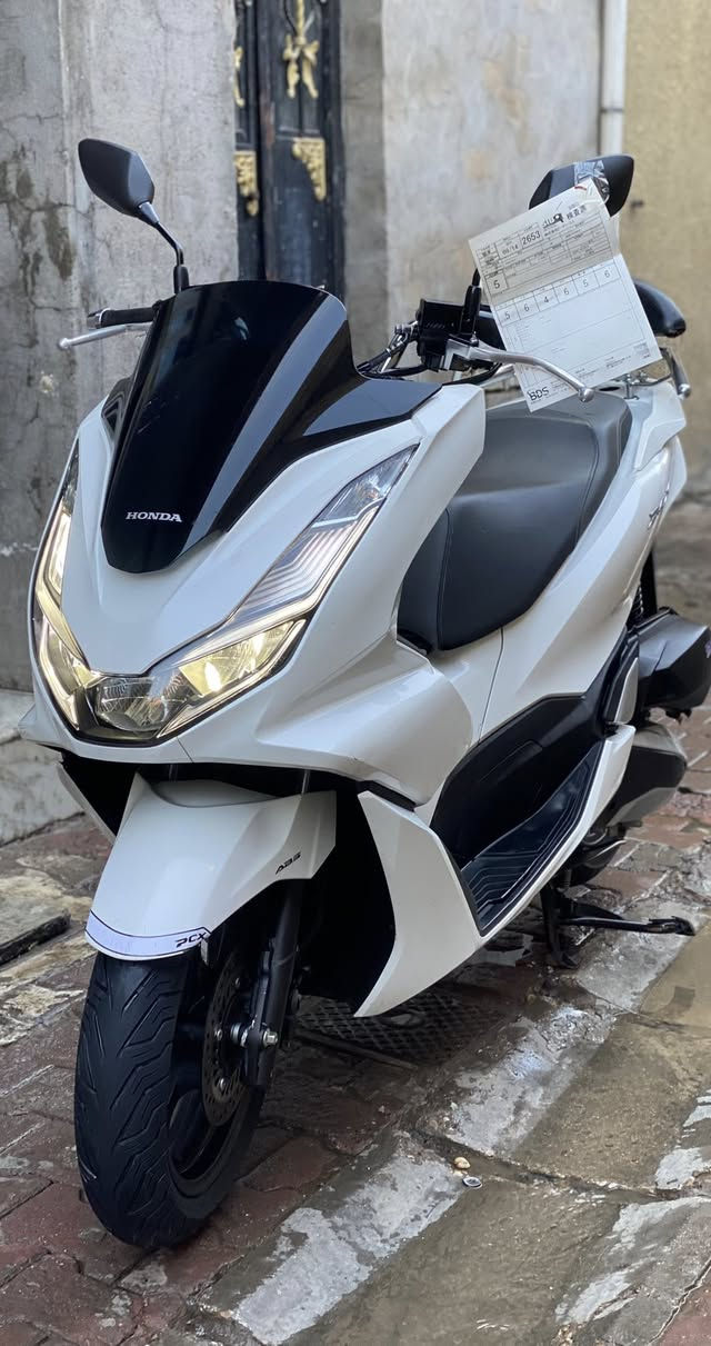 السلام عليكم شباب
للبيع دراجة pcx الجيل الرابع مال مزاد 
جديدة بمعنى الكلام كفالة شرط 
رقم الشاصي KJ05 - 1016913

لون ابيض صدفي 
حجم المحرك 125cc 
عداد المسافة 25 الف حقيقي 
بصمة دكمتين + مفتاح طوارئ 
جادر اصلي + خوذة سعره 100 الف اصليه 
تجوة اصلية وليس تجارية + جفوف يد اصليات 
تدفئه باليدات التايرات خلفي + امامي بخط شركة 
حساس زدحام + نضام اي بي اس 
ستان كهربائي + عده سباين 
الدراجة مسجلة بالمرور ومفحوصة 
باقية فقط ع كمرك ومسدود الترقيم 
اوراق كاملة مكمله تجي وشوف بعينك 
الدراجة جديده جديده بمعنى الكلمه 
كفالة كشر + مكينه + كلجات + كفر 
ملاحظة ستيكر جاملغ امامي بلادي 
جانت بي قطعة مشلوعه لذلك شلته 
ياباني اكرر مو كوري ياباني 

اي ستفسار متواجد خاص او واتساب 
رقمي *********** 

مكان الدراجة النهظة شارع شيخ عمر 
قرب باجة الحاتي
