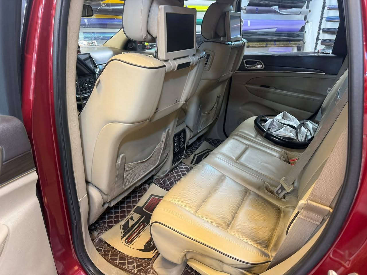 ✅ خليج
 محرك 8 سلندر HEMI 
دبل (4×4)  ✅
 3 شاشات ✅ جكات ✅ 
فتحة سقف بانوراما ✅
 بصمة تشغيل وأبواب ✅ 
كاميرا خلفية + حساسات ✅ 
داخلية جلد فاخرة ✅ 
مكيف ثلج ✅
 السيارة نظيفة جداً
📌 ملاحظات:
لا توجد أي قطرة صبغ (صبغ وكالة بالكامل).
توجد طخة جانبية خفيفة، تتعدل على البارد.
💰 السعر: (19.500) 📍
 الموقع: (بغداد زيونه) 
📞 للاستفسار: (***********)
