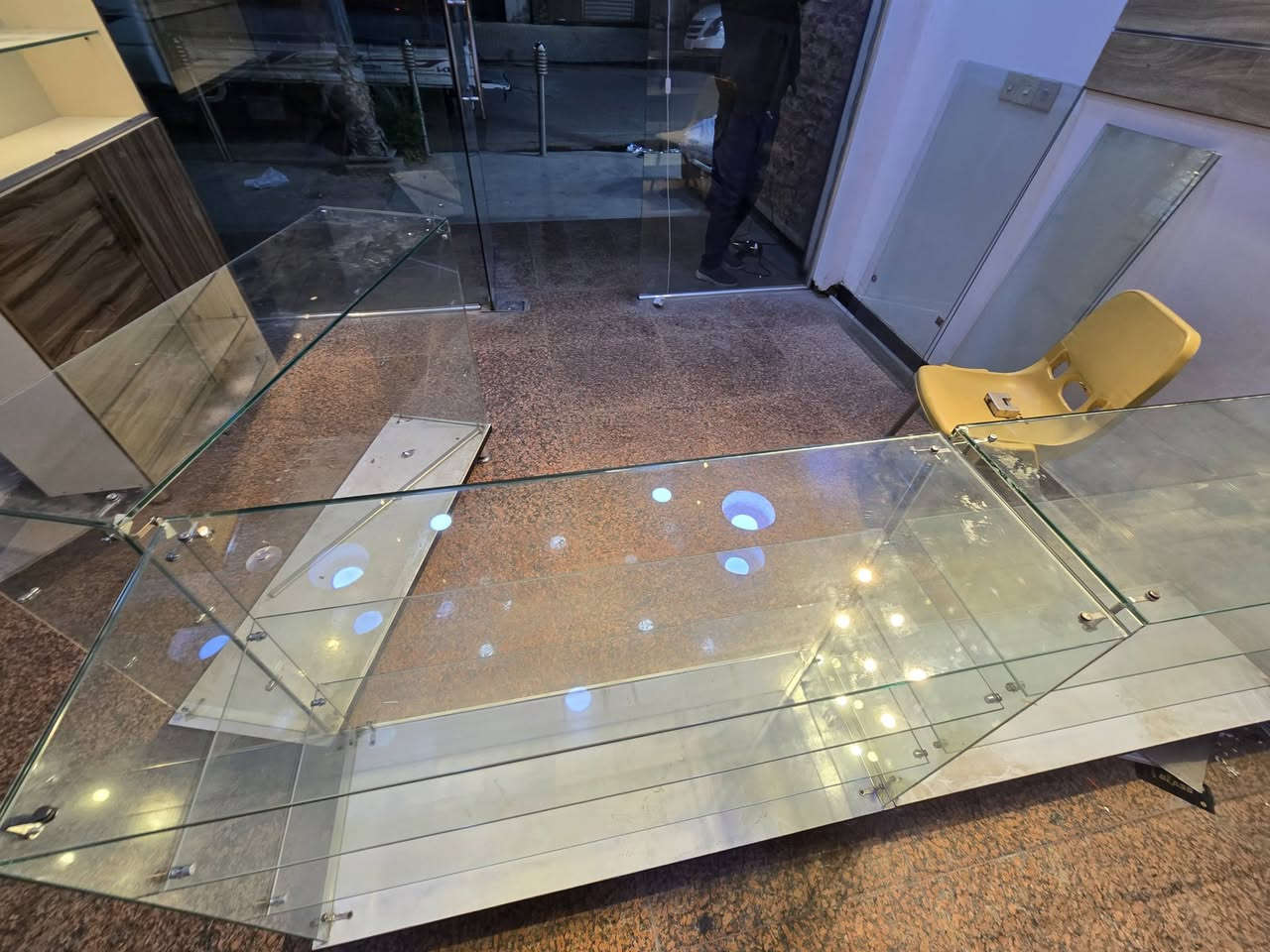 فاترينات  جام + فاترينه عرض مبايلات +رفوف مثل مموضحه بالصور استعمال فقط 5 أشهر + تعلاكة مال هوكات ووياها50 هوك البيع شلع مره وحده ***********
