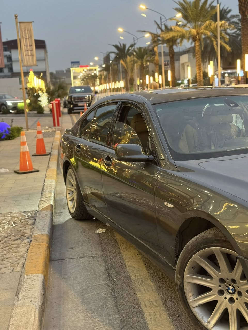 السلام عليكم للبيع شارع بي ام موديل 2007 حجم 750i هزه و سنويه جديده السياره ماشيه 97 مكان السياره بغداد  السعر 130 بيه مجال 
***********
