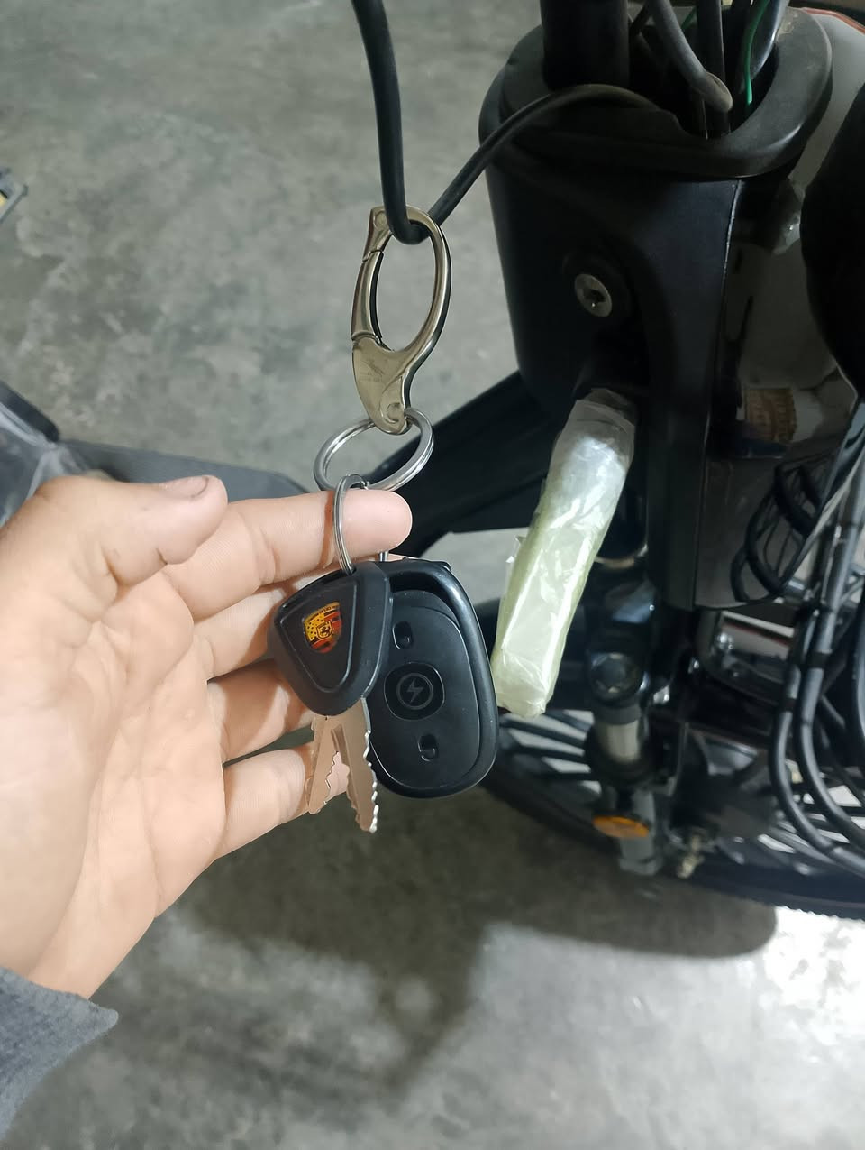 سلام عليكم عندي هاذا موطور شحن جديد بعده اليريده خاص المكان رمادي صوفيه اربع سرع واربع بطاريات مصاله سبوعين وسعر خاص ***********
