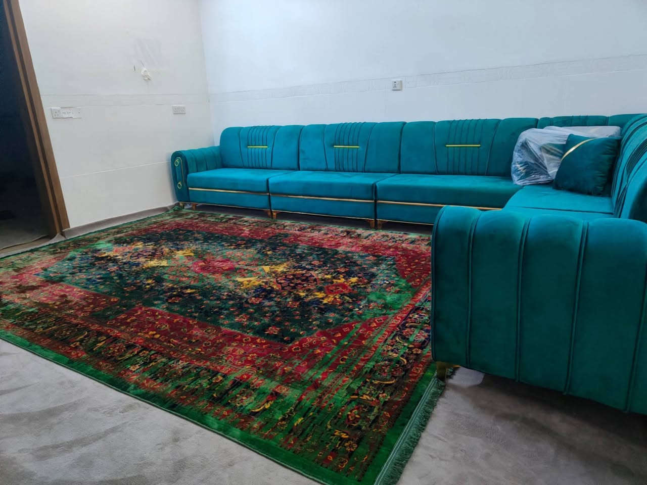 هەولێر بۆ فرۆشتن بە نرخێکی گونجاو 
قەنەفەکەو فەرشەکە بەیەکەوە و بە جیاش دەفرۆشین 
تازەیە هیچ بەکارنەهاتووە بۆ زانینی نرخ نامە بنێرە


**إذا كنت صاحب هذا الإعلان وتريد حذفه لأي سبب، رجاءا أرسل رسالة إلى الدعم الفني**