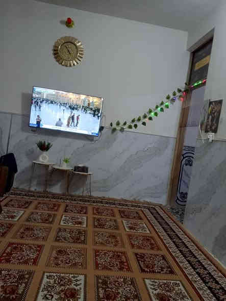 دار للبيع 50 م 
نضيف جدا سيراميك 
استقبال ومطبخ حار بارد وحمام وصحيات 
والطابق الثاني غرفه نوم وبيتونه وسطح 
السعر 60 قفل  العنوان بغداد بلديات ال ضباط 2 زراعي شارع 20 قرب اسواق الحجي 
للاستفسار الاتصال على الرقم ***********
