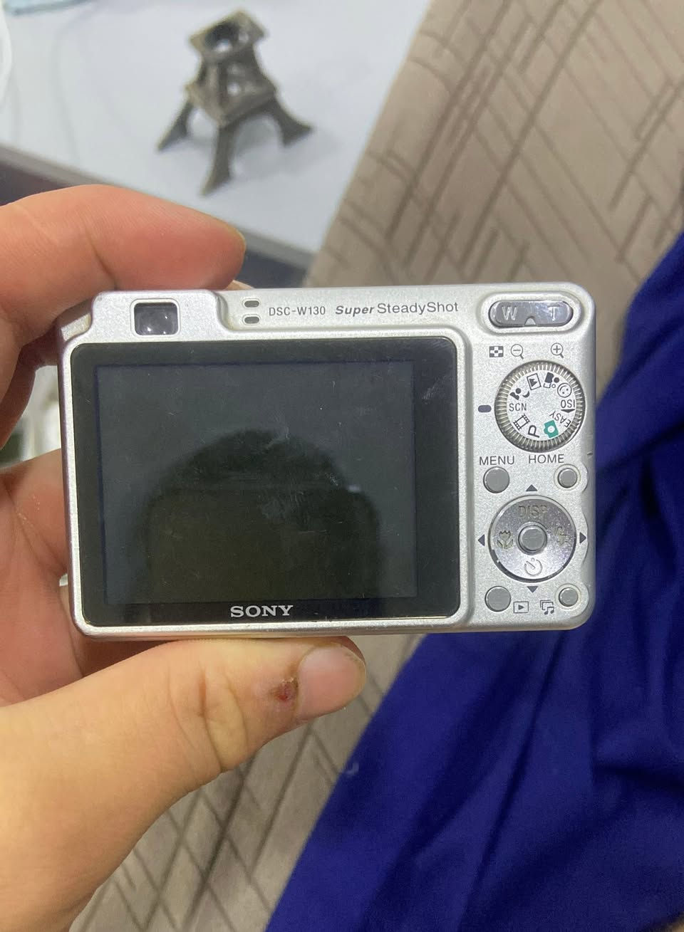 سلام عليكم كاميره sony  cybershot بس بطاري ما يشتغل بعد عيب مابي سعر مناسب رقم ***********
