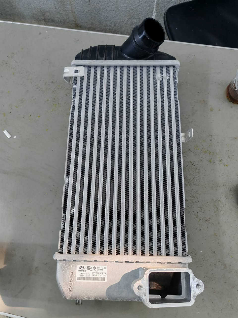 سلام عليكم شلونكم اخوان عندي هاي الراديتر للبيع مال سورنتو 2500 تيربو جديد كلشي مابي نضيف كلش زرف مابي وشرط الفحص الي يريده موجود مكاني بغداد الشعب يم اسواق المركزيه ***********
