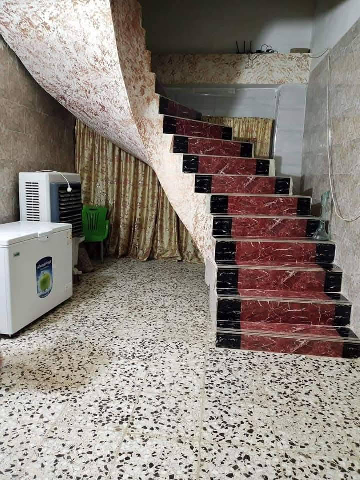 بيت للبيع مساحه ٣٦٥ م طابو زراعي سند ٢٥   حله  نادر ثالثه   مقابل محطة عرفان ميبعد عن شارع رئيسي ٣٠٠مترر
طابق واحد يحتوي على:

غرفتين نوم 5×4

وصاله6×4

ومطبخ3×5

وهول8×4

ومجمع صحيات 3×3

وحديقه كبيره 

وكراج سيارات مساحه ٨٠ متر

للإستفسار اكثر ***********
***********

 السعر ١٢٣ وبي مجال
