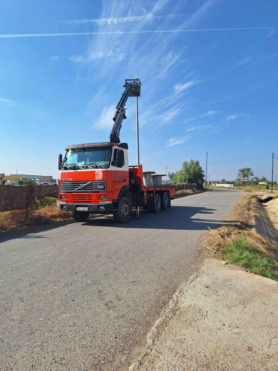 سلام عليكم من رخصت صاحب الكروب للبيع كرين فالفو موديل ٢٠٠٠ الجهاز ٦ طن  جديد اوربي#٣سلايتات سنويه جديده هزه رقم الهاتف ***********
