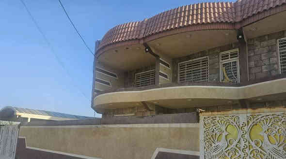 بيت مساحة 400 م سند 25
الواجهة 18م و نزال 22م
يحتوي على  5غرف نوم او مطبخ
 صحيات عدد3 هول عدد 2 
السعر المطلوب 210 وبي مجال 
العنوان بابل حله محلة العتايج شارع مدرسة العلامة العتائقي يبعد عن الشارع العام حوالي 100 متر 
للإستفسار اتصل على صاحب البيت 
*********** / ***********
البيت بي مدخلين باب 2م و باب كراج 4م
