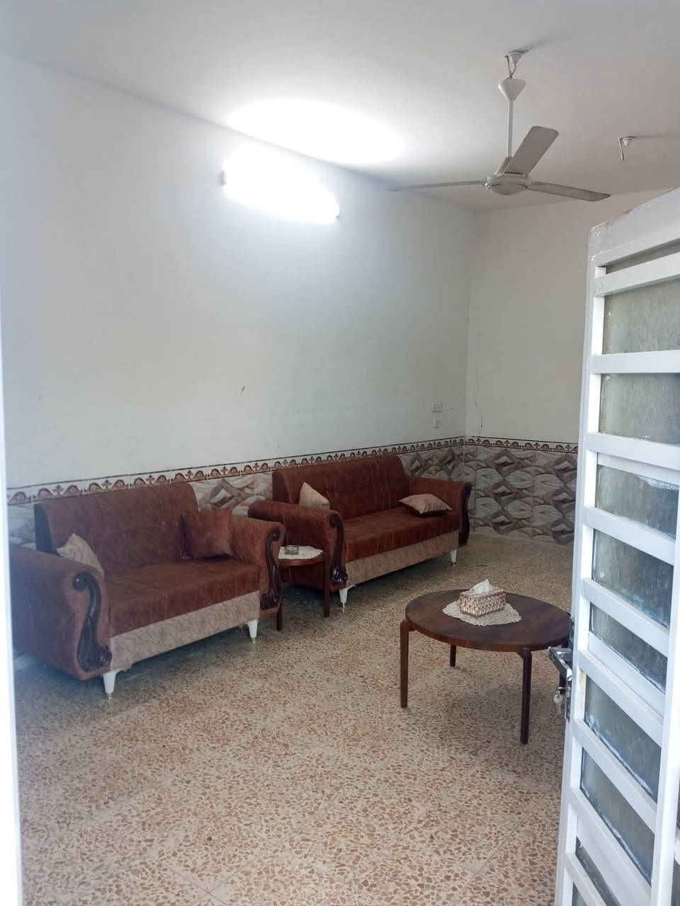 بيت 200م طابقين مسلح شارع 30  استقبال  4غرف صالتين مطبخ بليد 135 بيه مجال ومطلوب 77 حي الزيتون ***********
