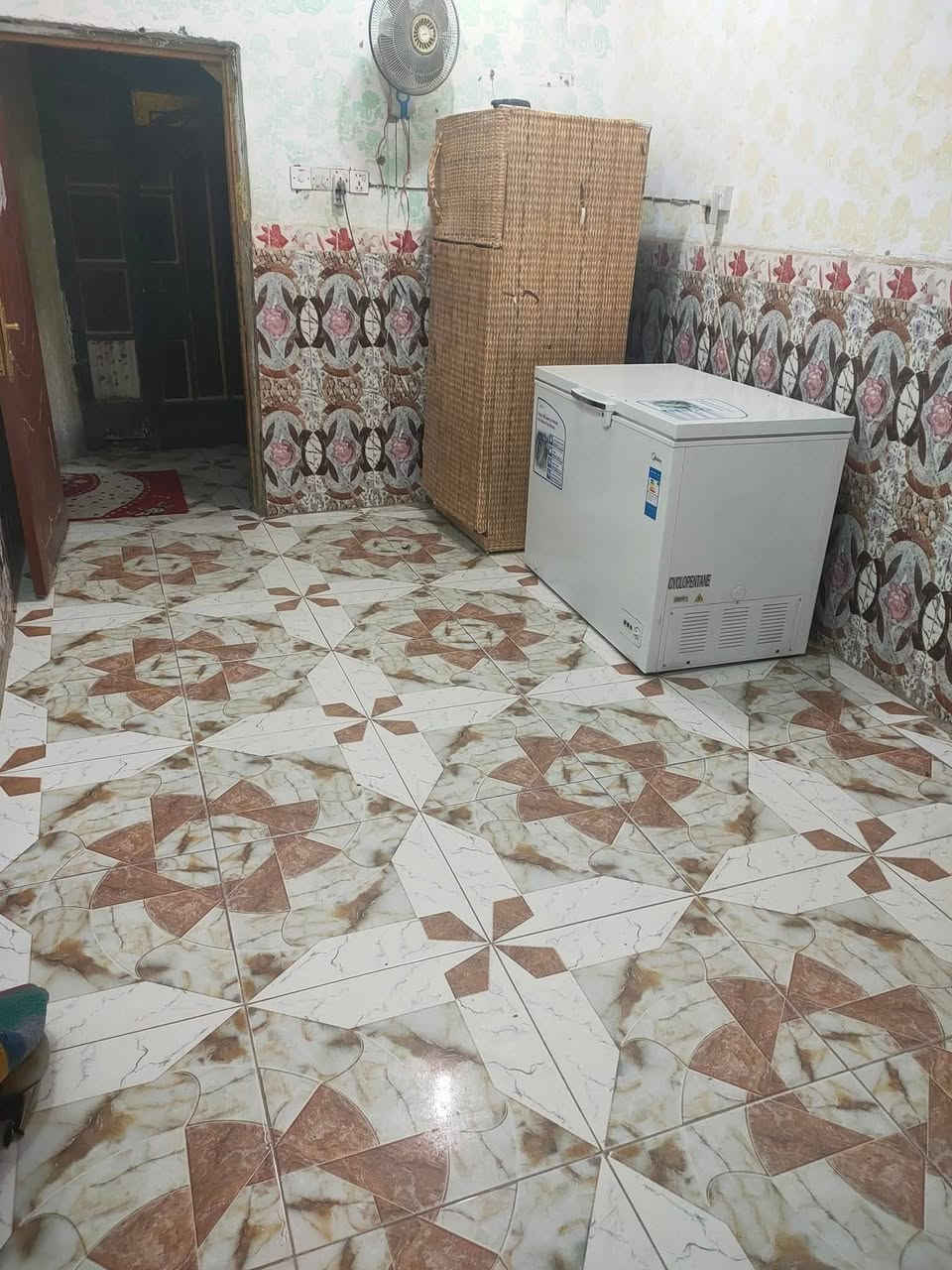 بيت حواسم غرفتين 5/5 وكل غرفه وراها منور وصاله ومطبخ وصحيات ودوانيه 7 متر البيت بناء جديد مسلح وكله سيراميك وسقوف ثانويه سعر 30 وبي مجال للشراي
المكان بصره حي الاصدقاء قرب جامع العباس ***********
