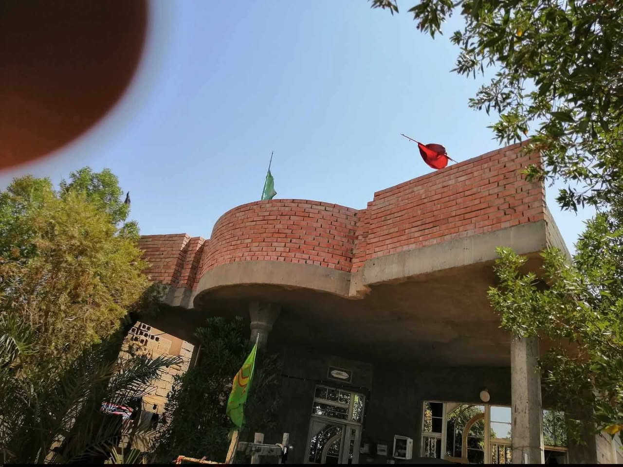 السلام عليكم
دار للبيع وجه شارع عام وركن وشارع فرعي متكون من طابقين 4غرف منام قياس كل غرفة 5.4   وصالة 10 .5 واستقبال 8.5 ومطبخ5.4 وصحيات داخلية وخارجة ومناور وقطعة خلف البناء 200متر من ضمن الدار على شارع صادة ركن  المساحة الكلية 540متر خدمات كاملة تبليط ماء مجاري مدارس  منطقة هادئة. . الموقع قرب مطحنة.ديالى او. مرور ديالى نزلة الجوبة منطقة الجوبة. طابو صرف زراعي سند25.تحويل مباشر الشراي يتصل غير متواجد على الفيسبوك ***********
