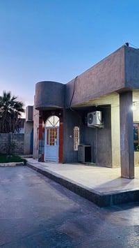 بيت للبيع غرفتين و ربعة هول و مطبخ و موزع .... سعر.... 55 قفل  بالجميل...