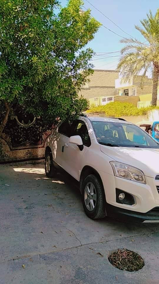 شوفرليت تراكس خليجي 2016
الرقم الدولي سليمانية سنوية 28
ضربه بالجاملغ الامامي طخه مال تكتك على البارد 
بيه سونار كامل 
ماشية 140الف حقيقي 
كاميرا خلفية 
تحكم ستيرن 
حساسات خلفية 
كشنات كهرباء 
سيارة تجنن خير من الله 
الرقم ***********
مكاني بغداد البياع شرطه الخامسه 
السعر ١١٥ وبيه شي بصيط
