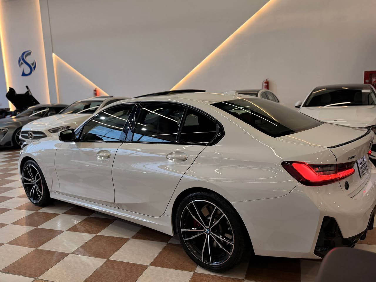 BMW. 330i مديل 2023 
M بلاد 
داخل احمر ابلاد 
ماشي 18m 
للتفاصيل اكثر 

‭٠٧٧٠ ٣٣٨ ٨٨٩٩‬ أربيل, العراق
