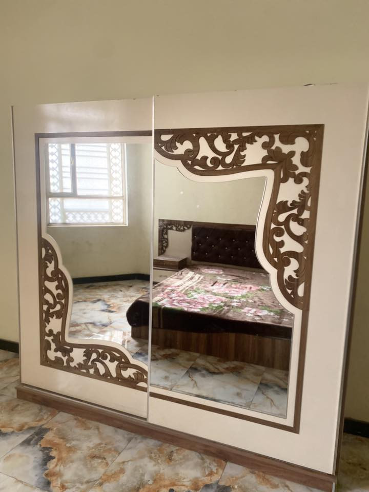 ثلااث غرف متكونه من  كنتور وميز تواليت وجربايه نفرين  نضيفات اخو الجديد سعر الغرفه الوحده 400 الف وقابل للتفاوض  للاستفسار اكثر   راسلني على هذا الرقم ***********
