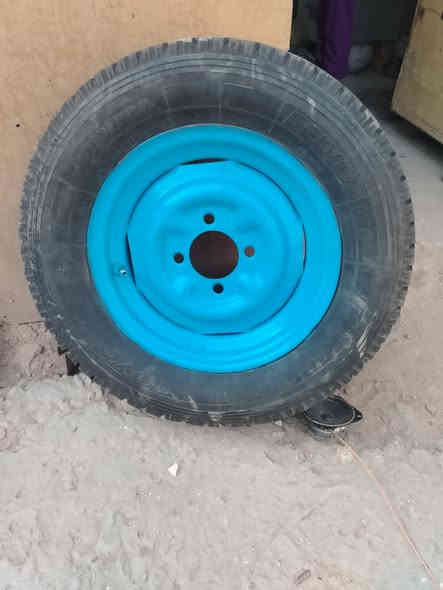 سلام عليكم اريد ابيع تاير جديد مامسدخدم البيع سعره ٣٥ بيه مجال  مكاني نجف يم صيطره القايش يم مدرسه شمس الشموس ***********
