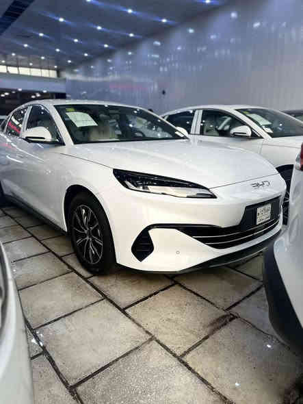 عروض يوم الخميس   2025/12/4 من شركة يونس العتابي  عن وصول وجبه جديده من BYD 
 
شجايبيلكم اليوم الي مموجود بكل العراق 

صافي بدون دلاليه✈️فقط في شركة يونس العتابي

 سيارة سيدان متوسطة الحجم تتوفر بنسخ هجينة قابلة للشحن (DM-i) وكهربائية بالكامل (EV)، وتتميز بتصميم مستوحى من مفهوم "جماليات المحيط" وتقنيات متقدمة مثل نظام التحكم الذكي بالقيادة (DiPilot) وشاشات عرض متعددة. النسخة الهجينة تجمع بين محرك بنزين ومحرك كهربائي، وتوفر مدى قيادة كهربائي يصل إلى 120 كم ومدى إجمالي يتجاوز 2100 كم. أما النسخة الكهربائية فتبني على منصة e-Platform 3.0 Evo وتوفر مدى كهربائي يصل إلى 545 كم.  
مواصفات BYD Seal 06 DM-i الهجينة
المحرك: نظام هجين قابل للشحن DM-i 5.0، يضم محرك بنزين سعة 1.5 لتر ومحرك كهربائي. 
المدى: يصل إلى 120 كم بالقيادة الكهربائية فقط، ومدى إجمالي يتجاوز 2100 كم مع خزان الوقود. 
الأداء: تسارع من 0 إلى 100 كم/ساعة في حوالي 7.5 إلى 7.9 ثانية. 
البطارية: بسعة 10.08 كيلو واط ساعة أو 15.87 كيلو واط ساعة، حسب الفئة. 
مواصفات BYD Seal 06 EV الكهربائية
المنصة: e-Platform 3.0 Evo، مع دفع خلفي. 
المحرك: نظام دفع كهربائي ذكي عالي الكفاءة، بقدرة تصل إلى 160 كيلو واط وعزم دوران يبلغ 310 نيوتن متر. 
المدى: يصل إلى 545 كم بشحنة واحدة. 
الأداء: تسارع من 0 إلى 100 كم/ساعة في 7.5 ثانية. 
التقنيات والميزات
التصميم الداخلي: شاشات عرض متعددة، بما في ذلك شاشة لوحة عدادات LCD مقاس 10.25 بوصة وشاشة معلومات ترفيهية تعمل باللمس مقاس 12.8 أو 15.6 بوصة. 
السلامة: نظام مساعدة القيادة الذكي DiPilot، مع ما يصل إلى 12 رادارًا بالموجات فوق الصوتية و 5 رادارات بالموجات المليمترية و 4 كاميرات بانورامية. 
الميزات الإضافية: شاشة وسطية دوارة، نظام صوتي متقدم، سقف بانورامي متحرك، نظام تعليق مستقل، ومقاعد جلدية فاخرة في الفئات العليا. 

واذا تريد ترقيم هم راح نرقملك

 

للطلب والاستفسار والحجز الاتصال على الارقام التاليه

ادارة المبيعات

☎️📞📲☎️📞📲

القاسم كولي     ***********

عمر العبيدي     ***********

استاذ بشير      ***********

بغداد  - معارض البياع-الشارع الرئيسي-شركة يونس العتابي

شكراً لتواصلكم معنا
