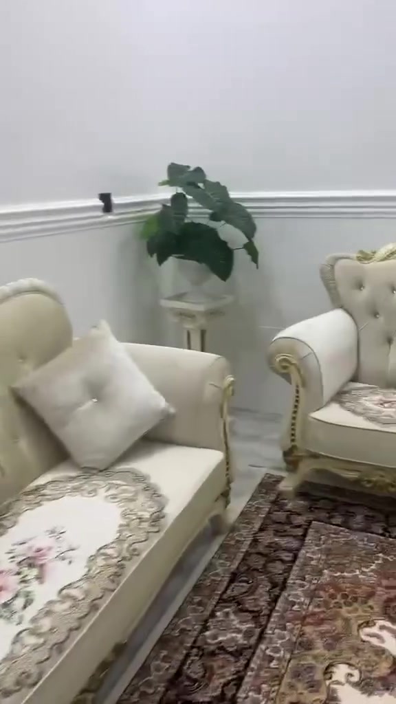 تاقم قەنەفەی مەلەکی ئەسڵی
زۆرنوێو بێ شوختە 
مێزوو جوانکاری هەموو لەگەڵە
۱٦وەرەقەی پێدراوە
نرخی ۲۰۰هەزار
ناویشان: ئاکرێ 
ژمارەی خاوەنی
***********
