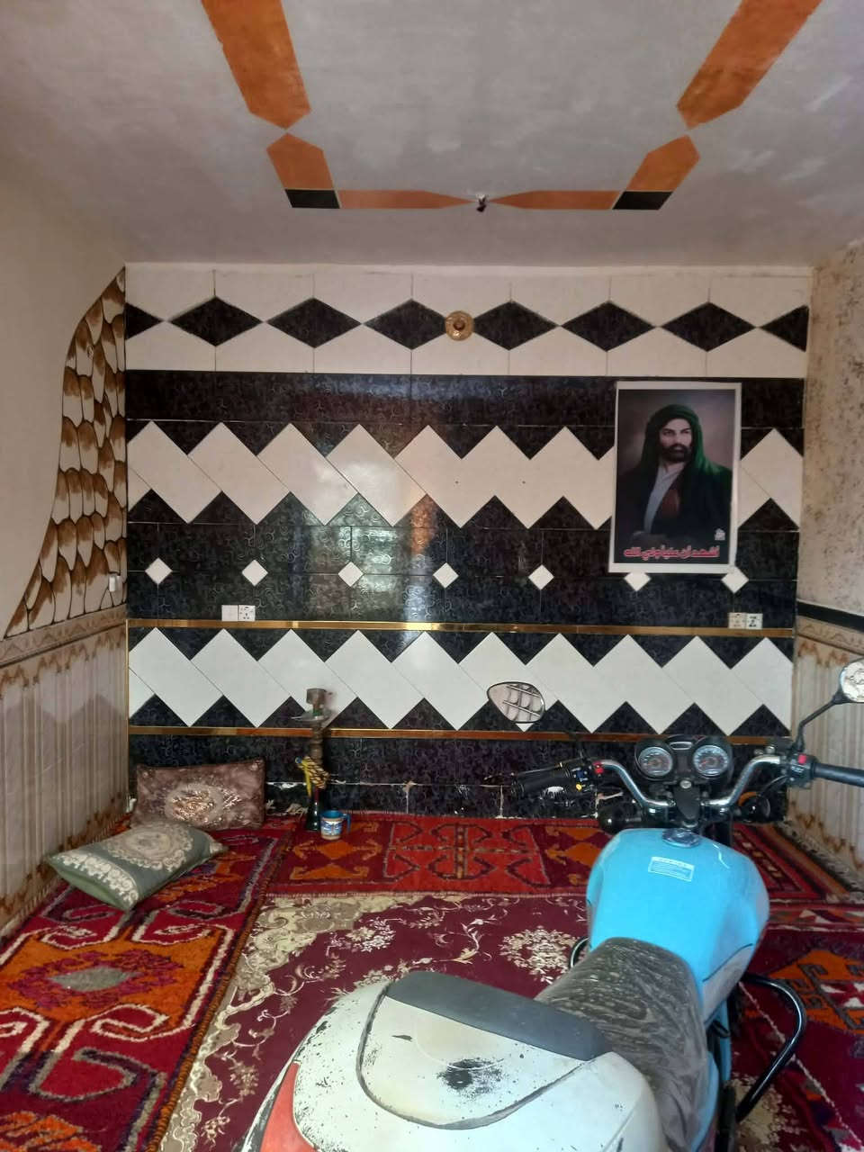 السلام عليكم دار للبيع المساحه 175 متر 
يبعد عن شارع العام 100 متر حي صالح قرب مدرسه نبي شعيب الابتدائيه التفاصيل
المضيف 6×4
مطبخ داخلي وخارجي
صاله 7×4
غرفه 5×4
البيت صب
الاستفسار عن طريق رقم
***********
