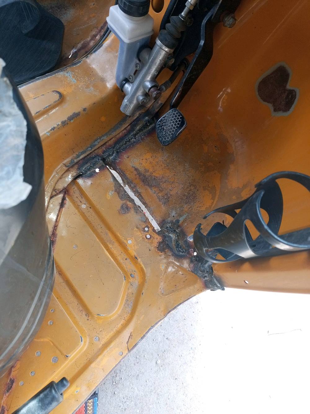 هذا التكتك متين ولونه برتقالي، مثالي للتنقل داخل المدينة وتحمل الأحمال الخفيفة. تصميمه عملي جداً ويشمل سقفًا للحماية من الشمس والمطر. هيكله يحتاج لبعض الإصلاحات السطحية ولكن التحكم به سهل ومريح. مناسب للاستخدام الشخصي أو كوسيلة نقل.