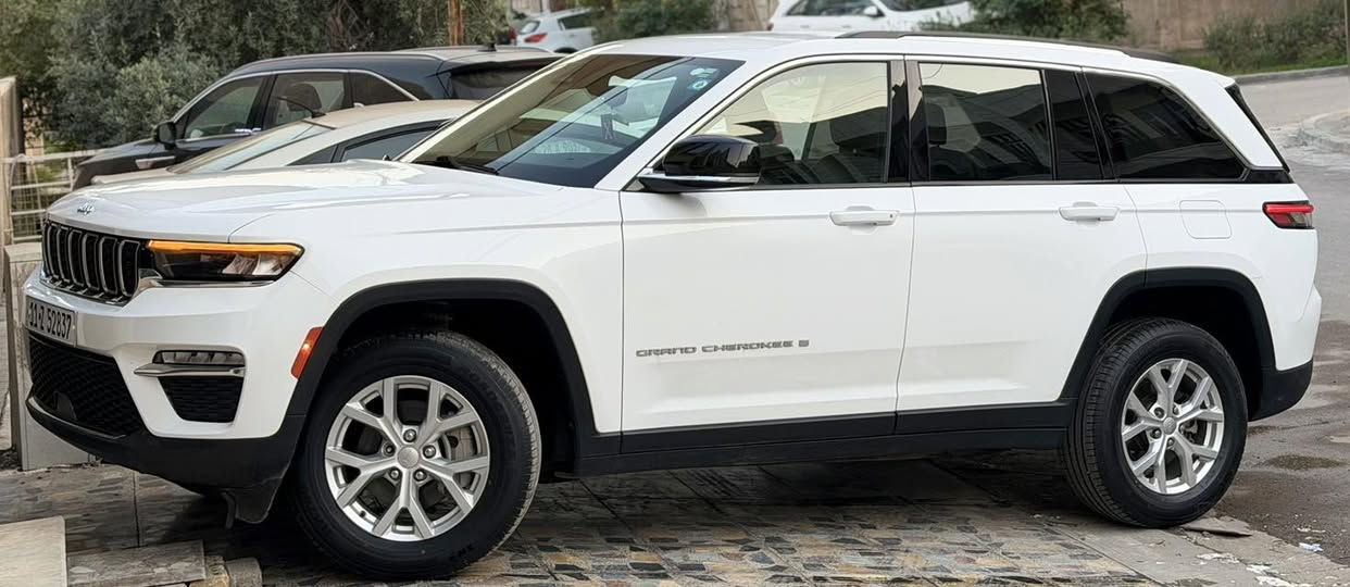 السلام عليكم عندي جيب ٢٠٢٣ رقم بغداد الدولي جديد سنويه وأرقام وهزه كله جديد بسمي تحويل ثاني يوم سياره جديده بمعنى الكلمه بوضع الشركه كلين تايتل كفاله عامه من الصبخ والضربه كلشي جديده وعلى ايدي فووول مواصفات عدى الفتحه فقط 
بصمه تشغيل + بصمه ابواب 
شاشه 
كامره 
جنطه كهرباء 
كشنات جلد 
رادار جانبي 
كشنات خزن ميموري 
تحكمات 
تدفئه تبريد بل كراسي 
تبريد قطعتين 
٦ سلندر 
مودات قياده
كشنات كهرباء 
تشغيل عن بعد 
وبعد بيها هوايه مواصفات ممذكوره 
سياره جديده ومابيها نقص 
مكان السياره بغداد
عارضها ب ٣٢٥ وبيها مجال للشراي 
وهذا رقمي 
***********
