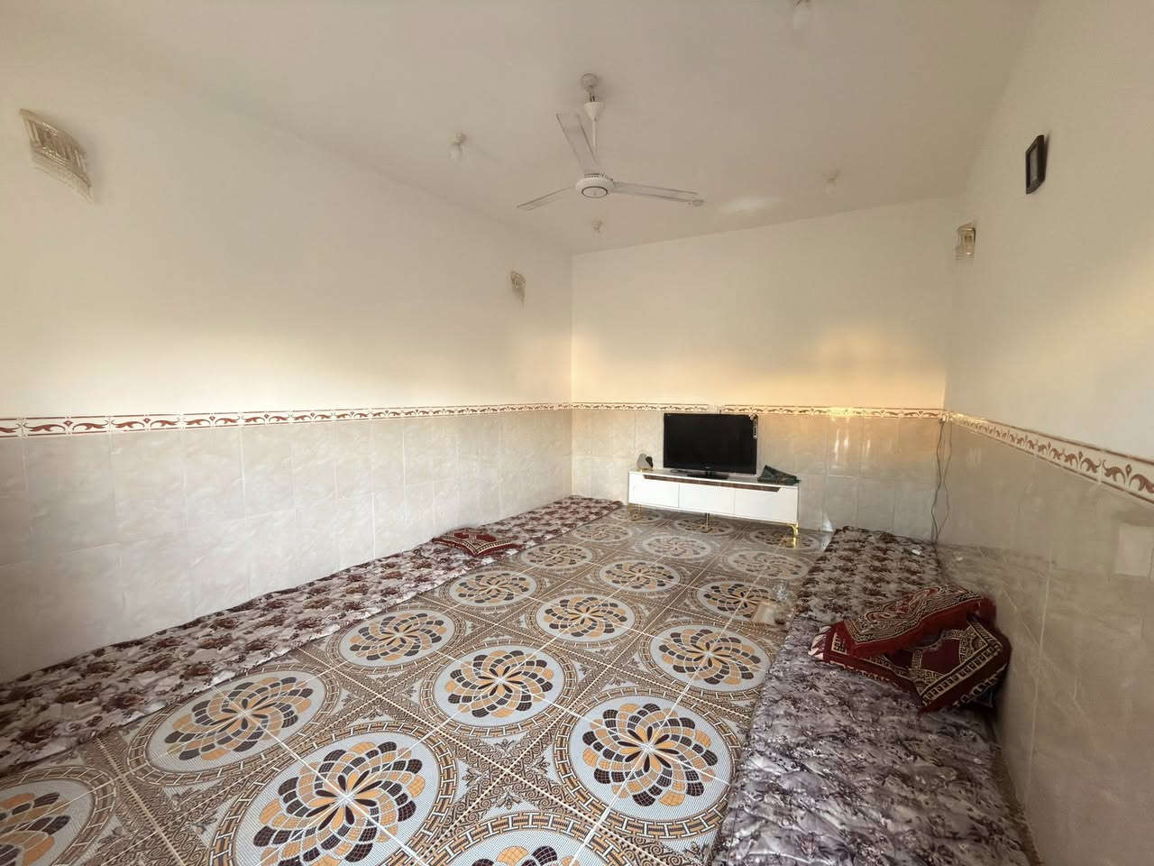 🏡 بيت طابو صرف  للبيع أو المراوس
📍 الموقع: حي العسكري  
📐 المساحة: 240 متر  

🔹 يتكون من:
- غرفتين
- صالة
- مطبخ
- استقبال
- حمامات داخلية وخارجية

🔹 الطابق الثاني:
- غرفتين

💰 البيت عليه طلب سلفة 10 مليون

📞 للاستفسار : مراسلة الصفحة بوابة الزبيدية للعقار
او الاتصال 
***********  
***********
