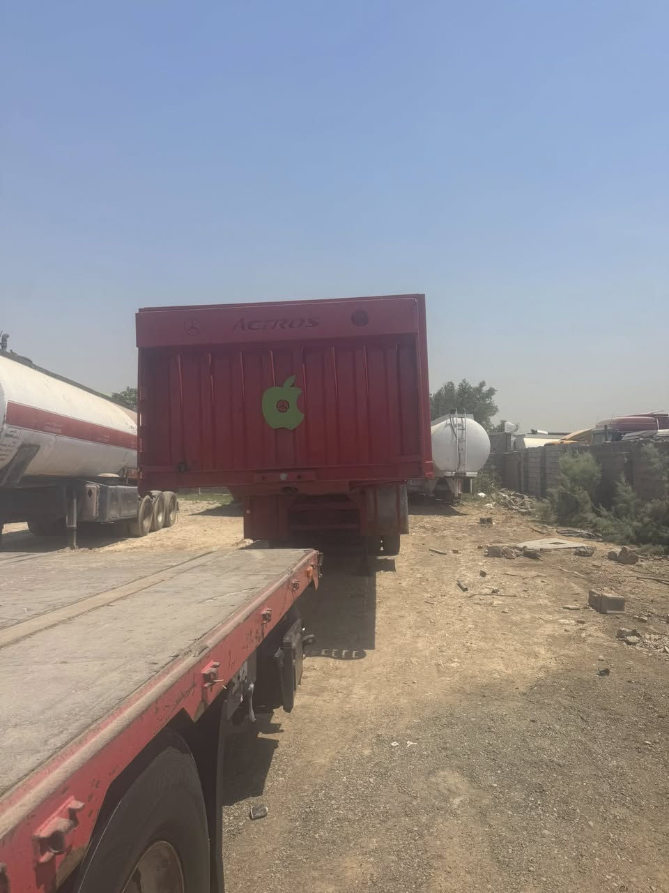 عربانة للبيع 
بدون فصخ وربط
طول 13,40
تخم تاير 
4 دناكير جاهزة للعمل 
 مكان بغداد الجرف معرض المصطفى
للأستفسار ***********
